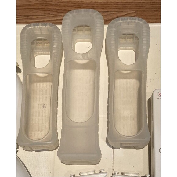 Wii Remotes, Wii Fit Balance Board, Nunchucks, Charging Dock & More Lot - Picture 6 of 8